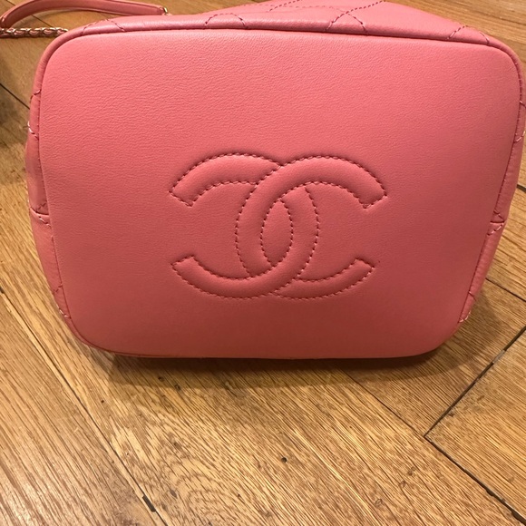 Chanel pink quilted lambskin drawstring bucket bag w/ gold hardware. - Picture 4 of 4